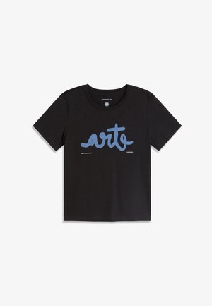 Black short-sleeve T-shirt with blue cursive "arte" text printed across the chest and small white lettering below on a white background.