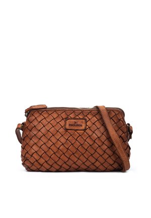 Sac bandoulière en cuir marron avec texture tissée et fermeture éclair, présentant un patch rectangulaire avec le nom de la marque à l'avant.