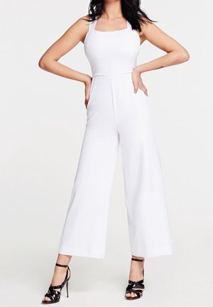 Biały kombinezon z kwadratowym dekoltem, szerokimi nogawkami i cienkimi ramiączkami. Gładka tkanina, dopasowany gorset i minimalistyczny design.