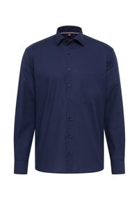 Camicia a maniche lunghe blu navy con colletto a punta e taschino sul petto, esposta su uno sfondo bianco.