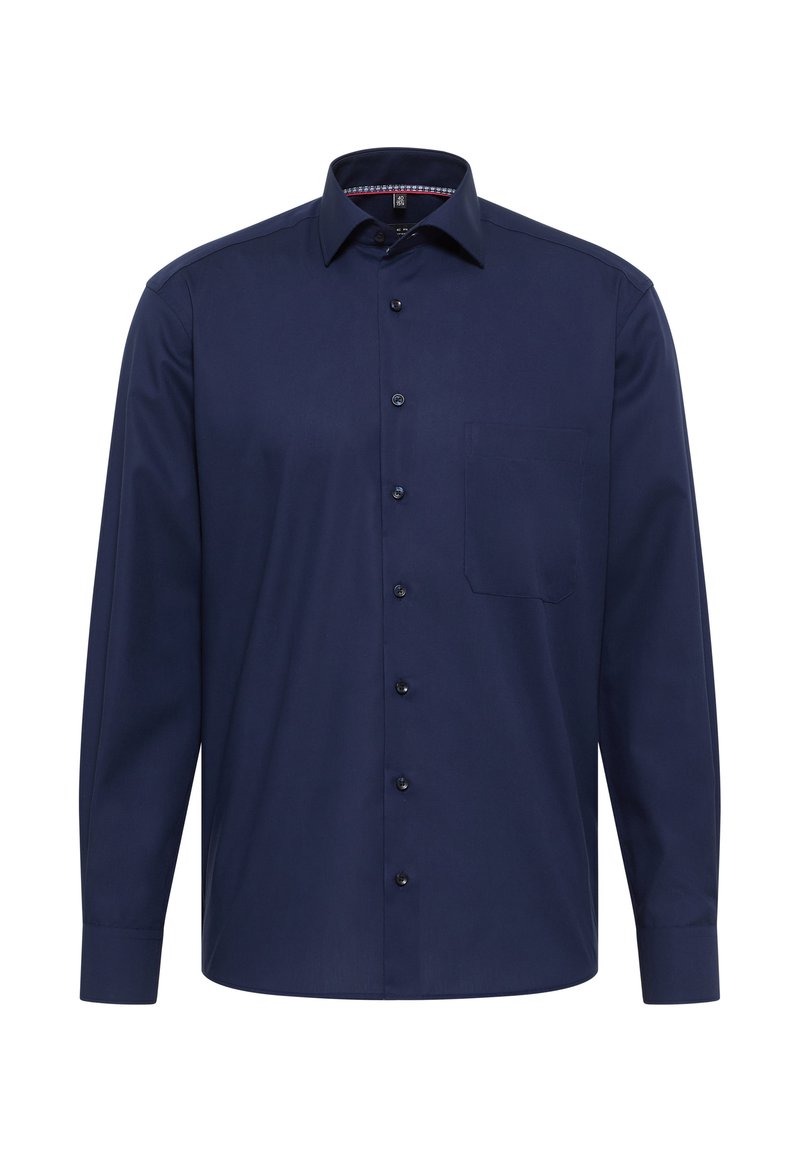 Camicia a maniche lunghe blu navy con colletto a punta e taschino sul petto, esposta su uno sfondo bianco.