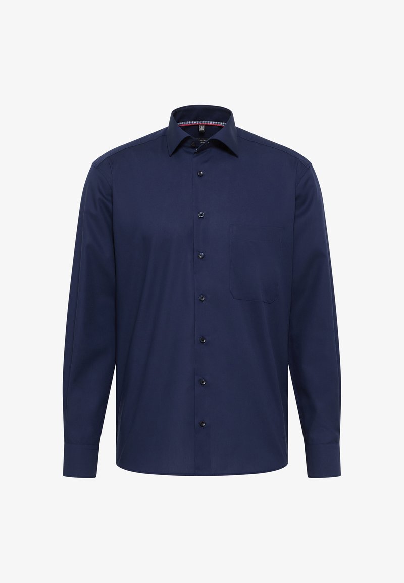 Camicia a maniche lunghe blu navy con colletto a punta e taschino sul petto, esposta su uno sfondo bianco.