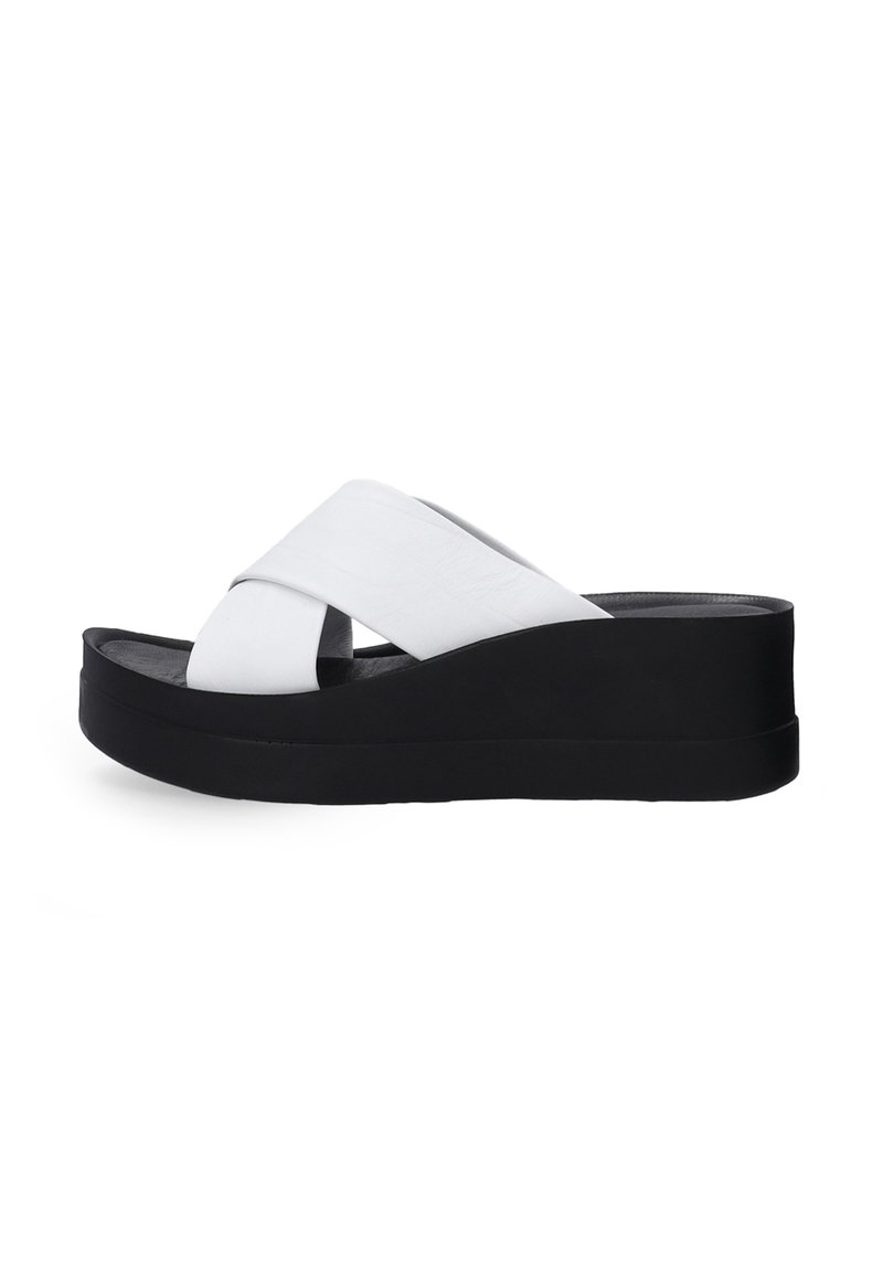 Schwarze Plateausandalen mit einem schlanken Design, ausgestattet mit einem weißen Kreuzgurt aus glattem Material und einer strukturierten Fußbett.