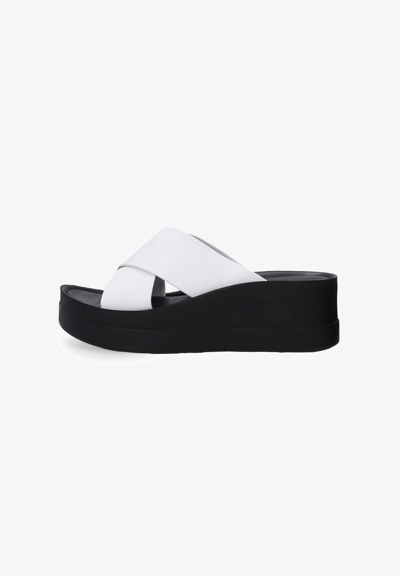Schwarze Plateausandalen mit einem schlanken Design, ausgestattet mit einem weißen Kreuzgurt aus glattem Material und einer strukturierten Fußbett.