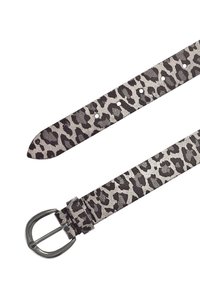 Ceinture en tissu imprimé léopard gris et noir avec une texture lisse. Dotée d'une boucle en métal argenté et de plusieurs trous d'ajustement.