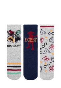 Drei Paar Socken: grau mit dem Hogwarts-Wappen, marineblau mit Dobby und gemustert in grau mit Brillen und Blitzsymbolen.