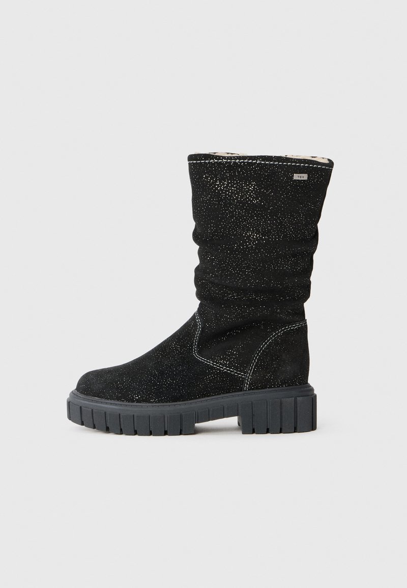 Botas de camurça pretas com um design descontraído, apresentando brilhos metálicos, uma sola de borracha cinza e costura branca em contraste.