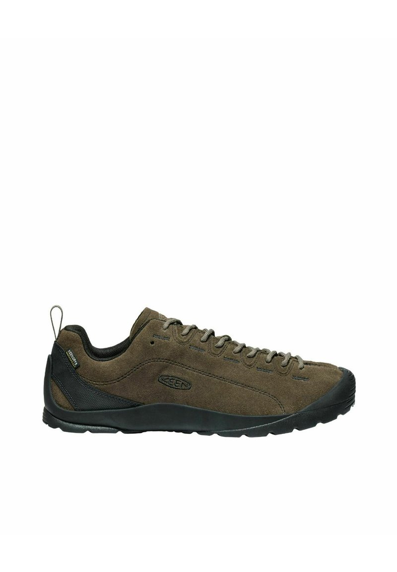 Scarpe da esterno in suede marrone con dettagli in gomma nera, lacci frontali, punta arrotondata e suola con grip testurizzato. Presenta un'etichetta di supporto sul retro.