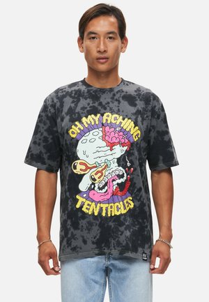 Sort batik t-shirt med et farverigt tegneseriegraphic og teksten "ÅH MINE ØMME TENTAKLER." Kortærmet og afslappet pasform.