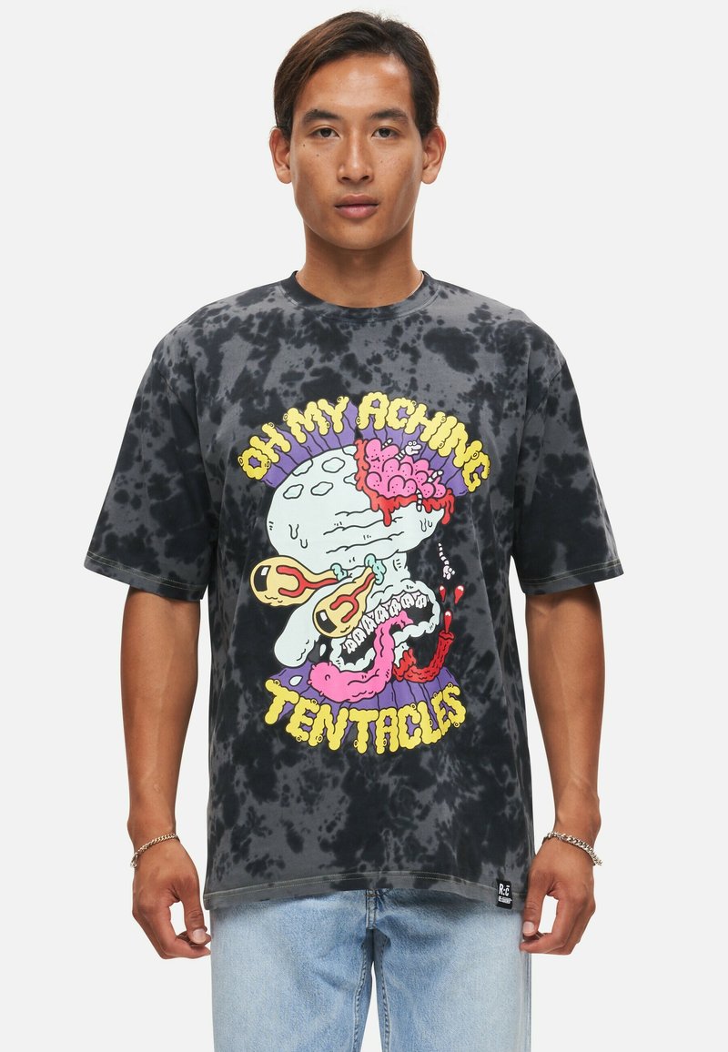 T-shirt tie-dye nero con una grafica di cartone animato colorata e testo che recita "OH MY ACHING TENTACLES." Maniche corte e vestibilità rilassata.