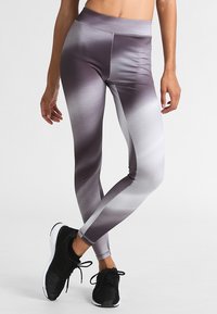 Legginsy o wysokim stanem w odcieniach ciemnoszarego do białego. Wykonane z gładkiego, elastycznego materiału, z dopasowanym krojem i kontrastującymi akcentami po bokach.