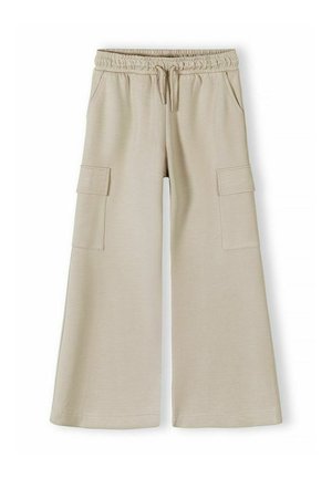 Beżowe spodnie o szerokich nogawkach z elastycznym pasem, sznurkiem do wiązania, bocznymi kieszeniami oraz klapowymi kieszeniami cargo na każdej nogawce.