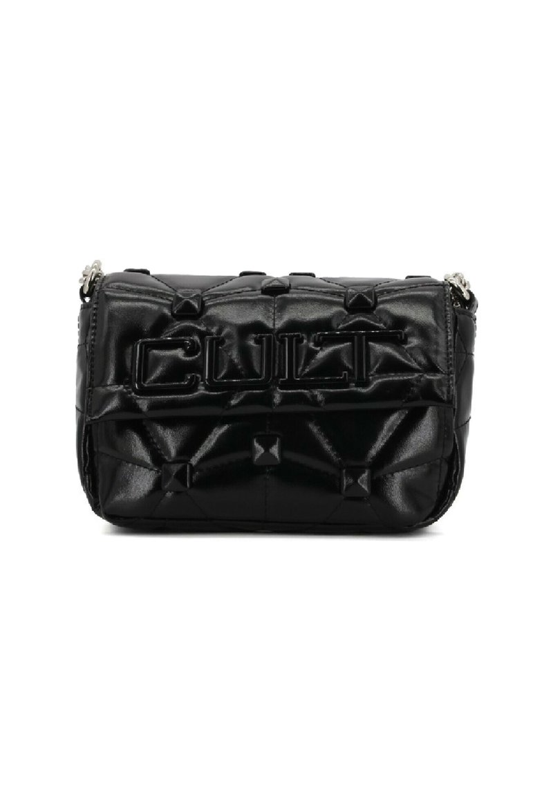 Borsa a tracolla in pelle nera trapuntata con il logo audace "CULT", caratterizzata da borchie a piramide e una tracolla in metallo argentato. Superficie liscia e forma compatta.