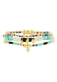 Bracelet multi-couches avec corde beige tressée, fils turquoise et noirs, perles colorées et accents dorés, incluant des charms décoratifs.