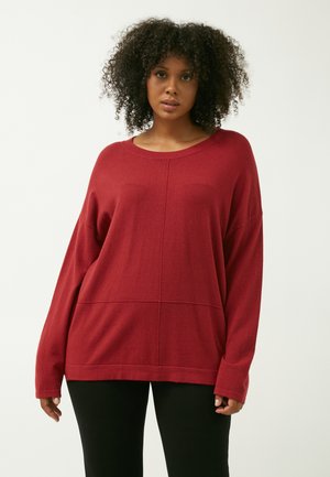 Maglione oversize bordeaux in maglia con scollo rotondo, spalle scese e dettagli di pannello testurizzato. Presenta maniche lunghe e vestibilità rilassata.