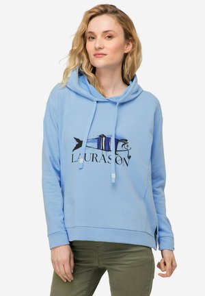 Lichtblauwe hoodie met een grafisch ontwerp aan de voorkant featuring een vis en de tekst "LAURAS ON." Het heeft een capuchon met trekkoord en een ontspannen pasvorm.