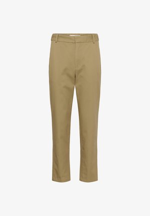 Vīriešu taisnas kājas bēšas krāsas chinos ar jostas cilpām, priekšējo rāvējslēdzēju un plakanu jostasvietu uz balta fona.