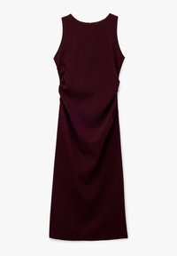 Abito senza maniche bordeaux con scollo rotondo, caratterizzato da dettagli drappeggiati sui lati e un tessuto liscio e strutturato. Chiusura con zip sul retro.