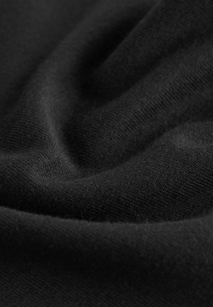 Tissu noir lisse avec une texture fine et côtelée, tombant doucement pour former de légers plis et courbes.
