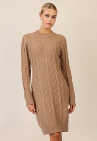 Strickkleid in Hellbraun, mit einem strukturierten Rautenmuster, gerippten Bündchen und rundem Ausschnitt, mit langen Ärmeln.