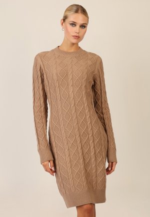 Strickkleid in Hellbraun, mit einem strukturierten Rautenmuster, gerippten Bündchen und rundem Ausschnitt, mit langen Ärmeln.