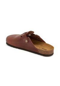 Brun läder slip-on sko med en öppen design, korkfotbädd och gummisula. Har ett dekorativt band och en logotypdetalj.