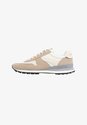 Zapatillas deportivas de ante beige y cuero blanco con diseño retro, detalles festoneados y acentos grises en el talón y la suela.