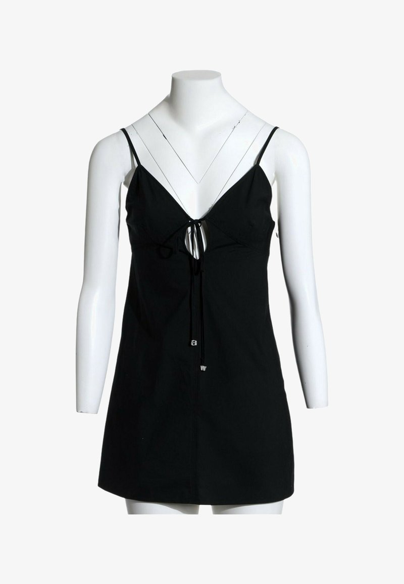 Robe mini noire sans manches avec fines bretelles et détail de nœud à l'avant, présentée sur un torse de mannequin blanc.