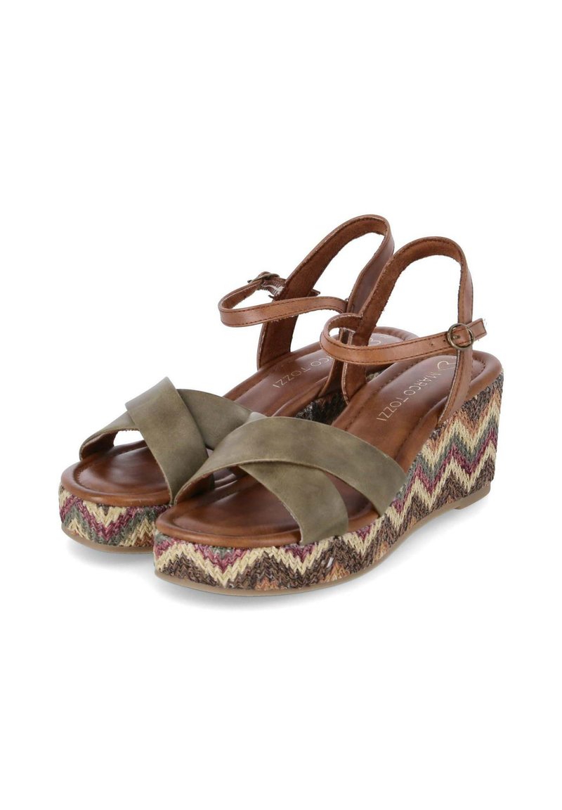 Sandali wedge in pelle verde oliva con design a strappo incrociato, soletta in legno e piattaforma intrecciata decorata con accenti beige, rosa e viola.