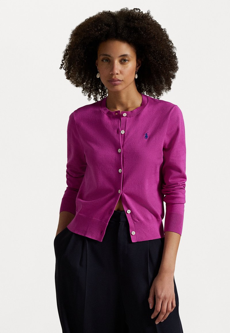 Cardigan fucsia realizzato in materiale leggero, con collo rotondo, chiusura frontale con bottoni e maniche lunghe con polsini a costine.