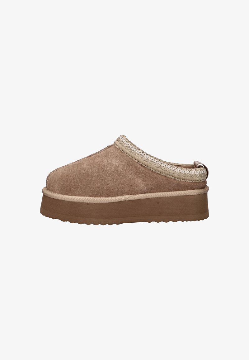 Bruine suède instapklomp met een dikke platformzool en gevlochten rand rond de opening, tegen een witte achtergrond.