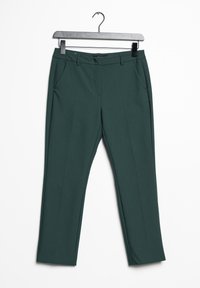 Donkergroene op maat gemaakte broek met ceintuurlussen en zijzakken, hangend aan een zwarte hanger tegen een effen witte achtergrond.