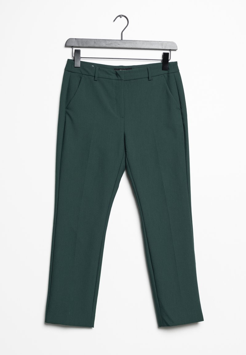 Donkergroene op maat gemaakte broek met ceintuurlussen en zijzakken, hangend aan een zwarte hanger tegen een effen witte achtergrond.