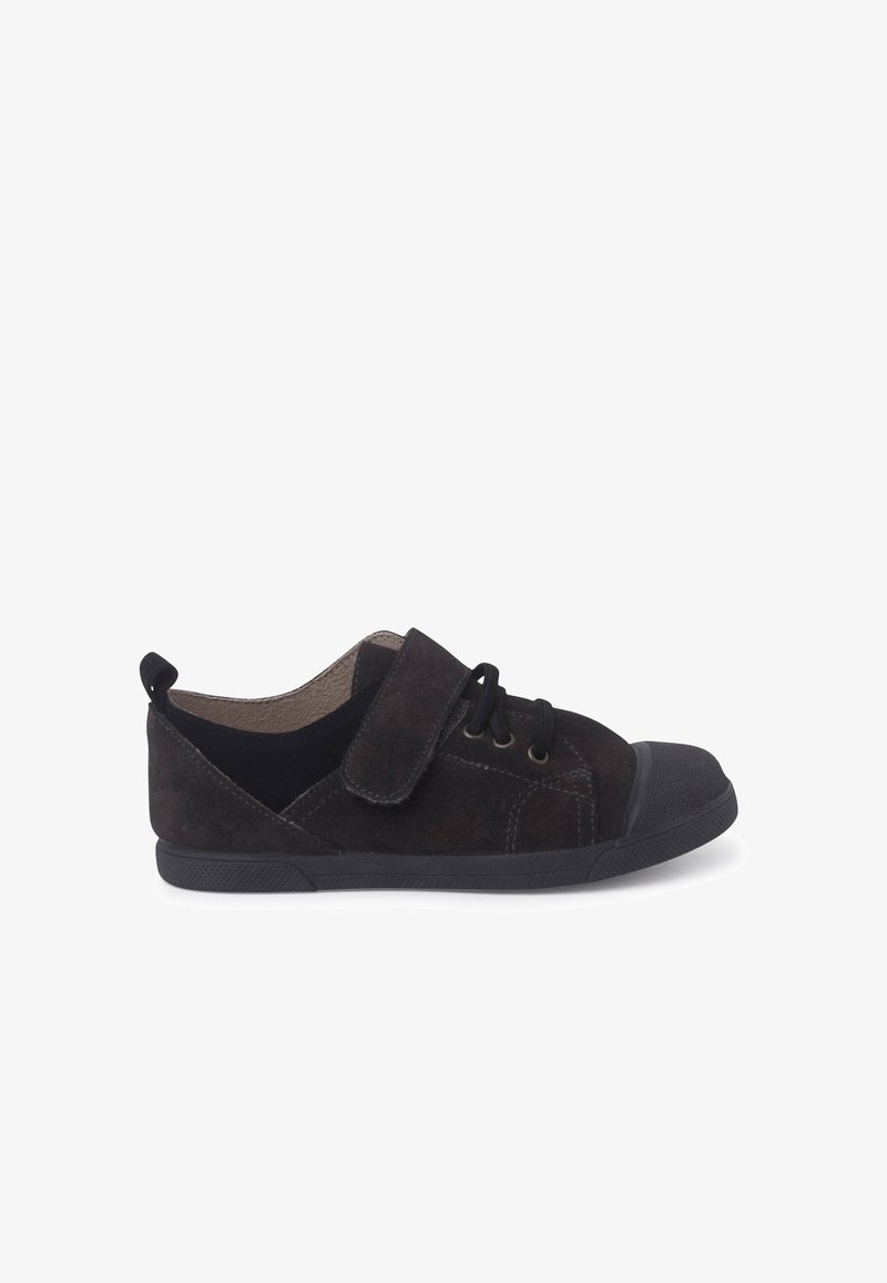 Baskets en suede noir avec une semelle en caoutchouc plate, dotées d'un bout arrondi, d'une fermeture à lacets et d'une sangle en velcro. Doublure intérieure douce et accents.