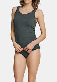 Tankini a righe scure con scollatura a barchetta, design aderente e materiale morbido, con spalline sottili e un fondo abbinato.