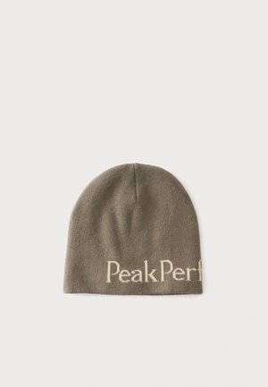 Bonnet en tricot marron avec un texte blanc partiel "PeakPerf" affiché sur un fond clair uni.