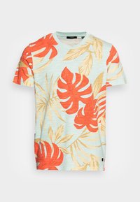 Kurzärmliges T-Shirt in Hellblau mit großem Druck von roten und beigen tropischen Blättern, ausgestattet mit einem Rundhalsausschnitt und einer lockeren Passform.