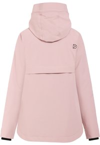 Rosa vattentät jacka med huva, med hög krage, bakre vent, och svarta accentmanschetter. Diskret logotyp på axeln. Slät textur.