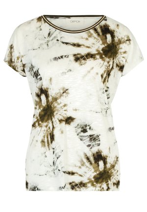 Wit T-shirt met korte mouwen met zwart en olijfgroen tie-dye patroon en een ronde hals met zwarte en beige afwerking.