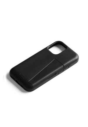 Custodia per smartphone in pelle nera con scomparto integrato per carte e fori per fotocamera, pulsanti e porta di ricarica.