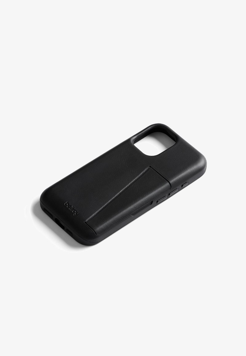 Étui pour smartphone en cuir noir avec fente intégrée pour cartes et découpes pour l'appareil photo, les boutons et le port de charge.