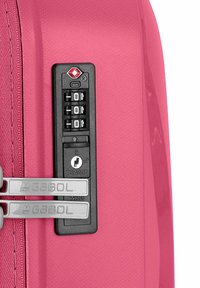 Rosa Reisekoffer mit strukturiertem Oberflächen, TSA-zugelassener Schloss mit Kombinationsdrehknöpfen und silbernem Gabol Branding auf den Reißverschlüssen.