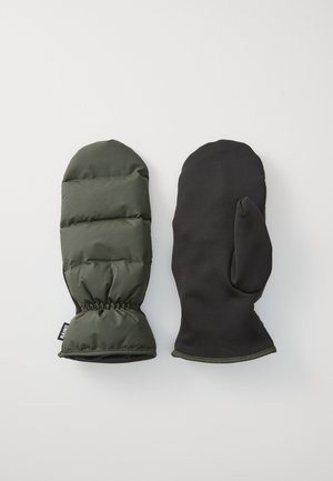 Mittens imbottiti verdi a sinistra con polsino elastico; mitenne nere a destra con finitura liscia e dettaglio del pollice. Entrambi sono design senza cuciture, isolati.