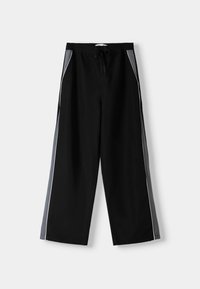 Zwarte wijde broek met elastische tailleband, trekkoord en grijze zijstrepen omrand door witte bies.