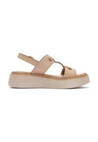 Sandali platform beige con una fascia larga, punta aperta e cinturino regolabile. Pelle liscia, cuciture a contrasto e dettagli hardware decorativi.