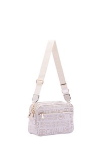 Borsa bianca con motivo logo in rilievo, doppi zip, accenti dorati e tracolla regolabile. Forma rettangolare con una texture liscia.