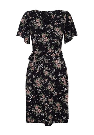 Czarna sukienka w kwiaty z dekoltem w serek, krótkimi rękawami i wciągniętą w talii. Posiada różowe i białe wzory kwiatowe; zestawiona z czarnymi sandałami na obcasie.