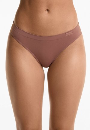Bruine bikini briefs met een gladde textuur en een elastische tailleband, met een klein merketiket aan de voorkant aan de linkerkant.