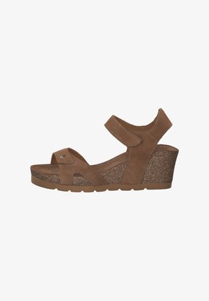 Sandalo a zeppa in suede marrone con piattaforma in sughero, dotato di cinturini regolabili e design a punta scoperta. Suola tramata per una maggiore aderenza.