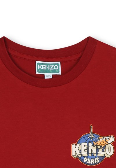 T-shirt en coton rouge avec un col rond et un logo graphique représentant un poisson et la Tour Eiffel, mettant en valeur le texte 'KENZO PARIS'.